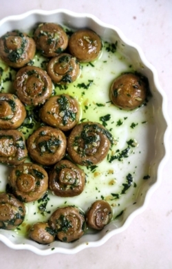 easy 15-minute garlic mushrooms | cookingwithparita.com