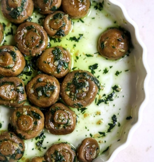 easy 15-minute garlic mushrooms | cookingwithparita.com